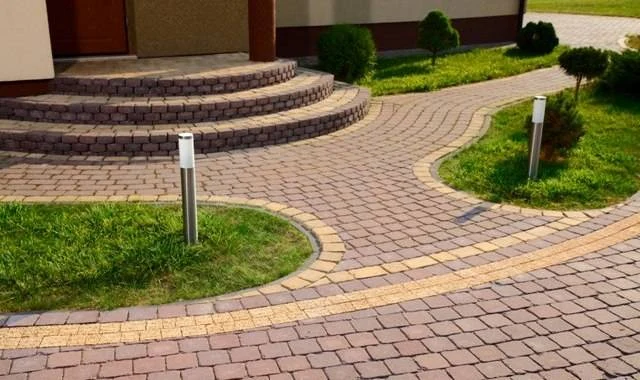 Schody i nawierzchnia przy wejściu